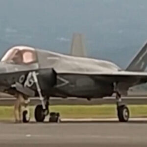 ingiltereye ait f 35b savas ucagi japonyaya acil inis yapti MHvbmbrC