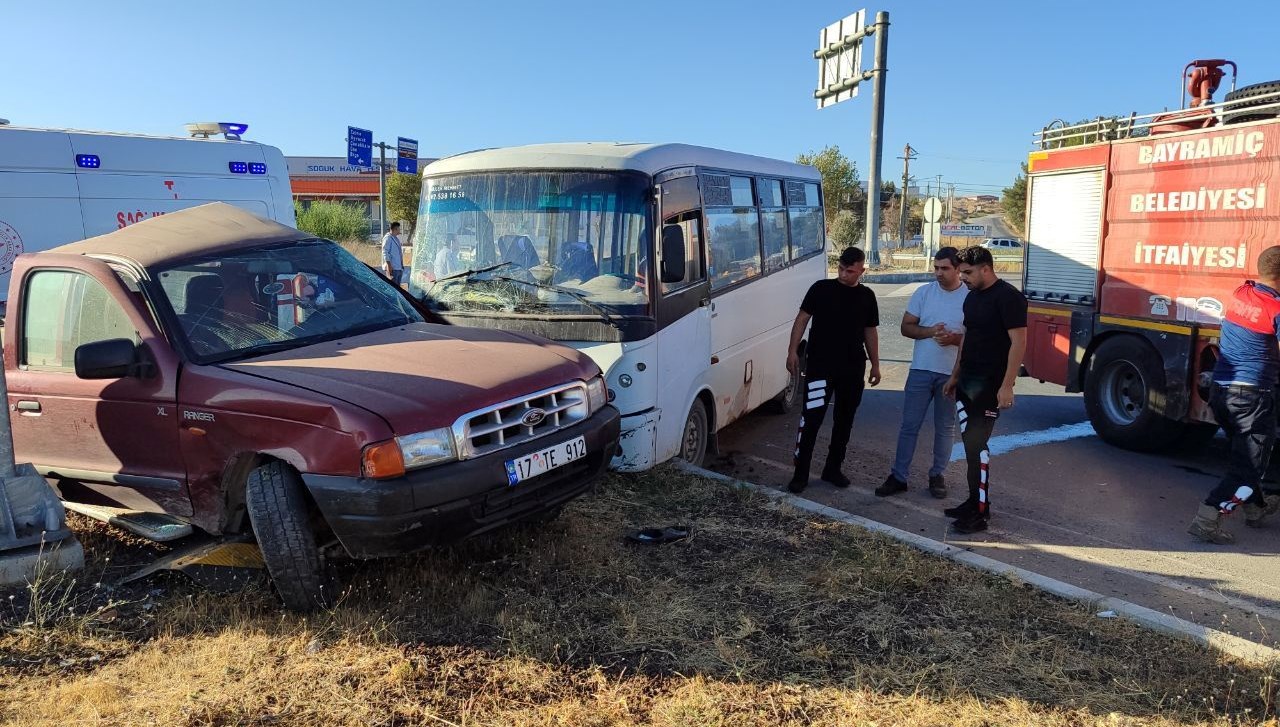 canakkalede isci servisi ile kamyonet carpisti bes yarali GVFe5ksR