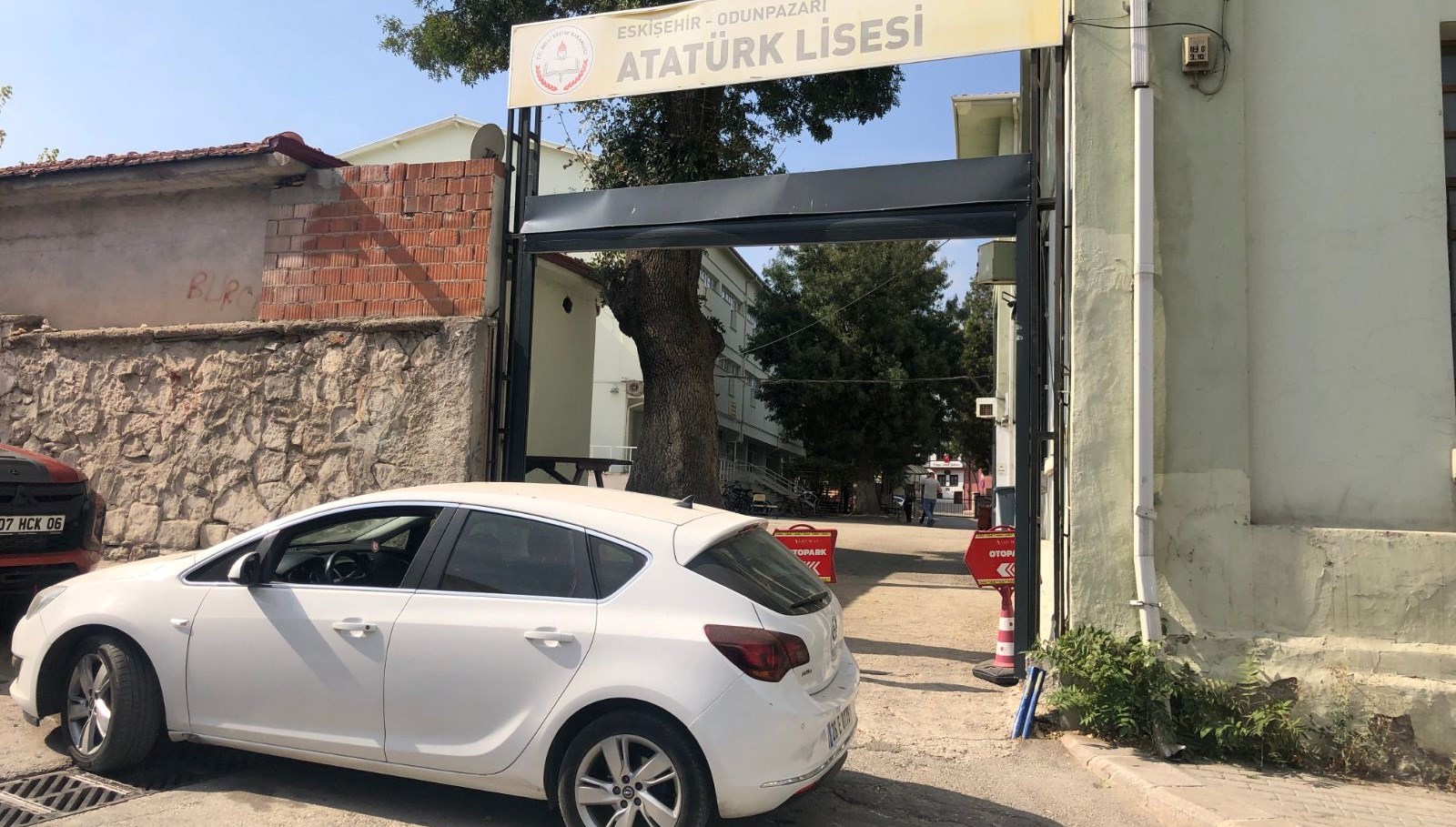 kamyon kasasinin takildigi okul kapisinda zarar olustu G54TUZzh