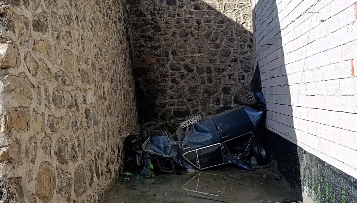 gumushanede otomobil istinat duvarini asip otoparka dustu 8PcSyHe5.jpg