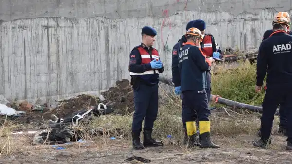 iki isci foseptik cukuruna duserek can verdi E4fF1e8e.jpg