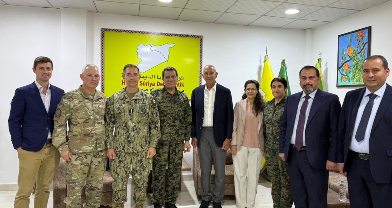 tom barrack sdg karargahinda mazlum abdiyle poz verdi I2VWBcK6