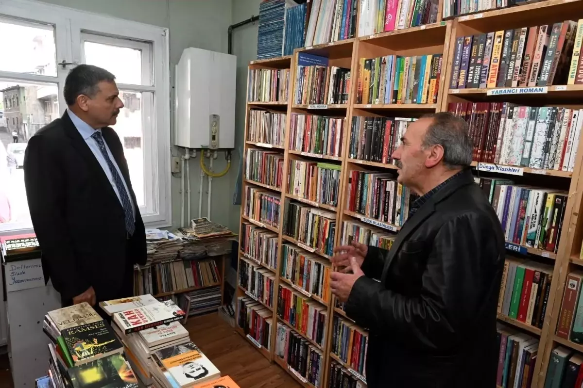 vali mustafa ciftci insirah sahaf ve kitabevinde kitapseverlerle bulustu yXIfrtlQ