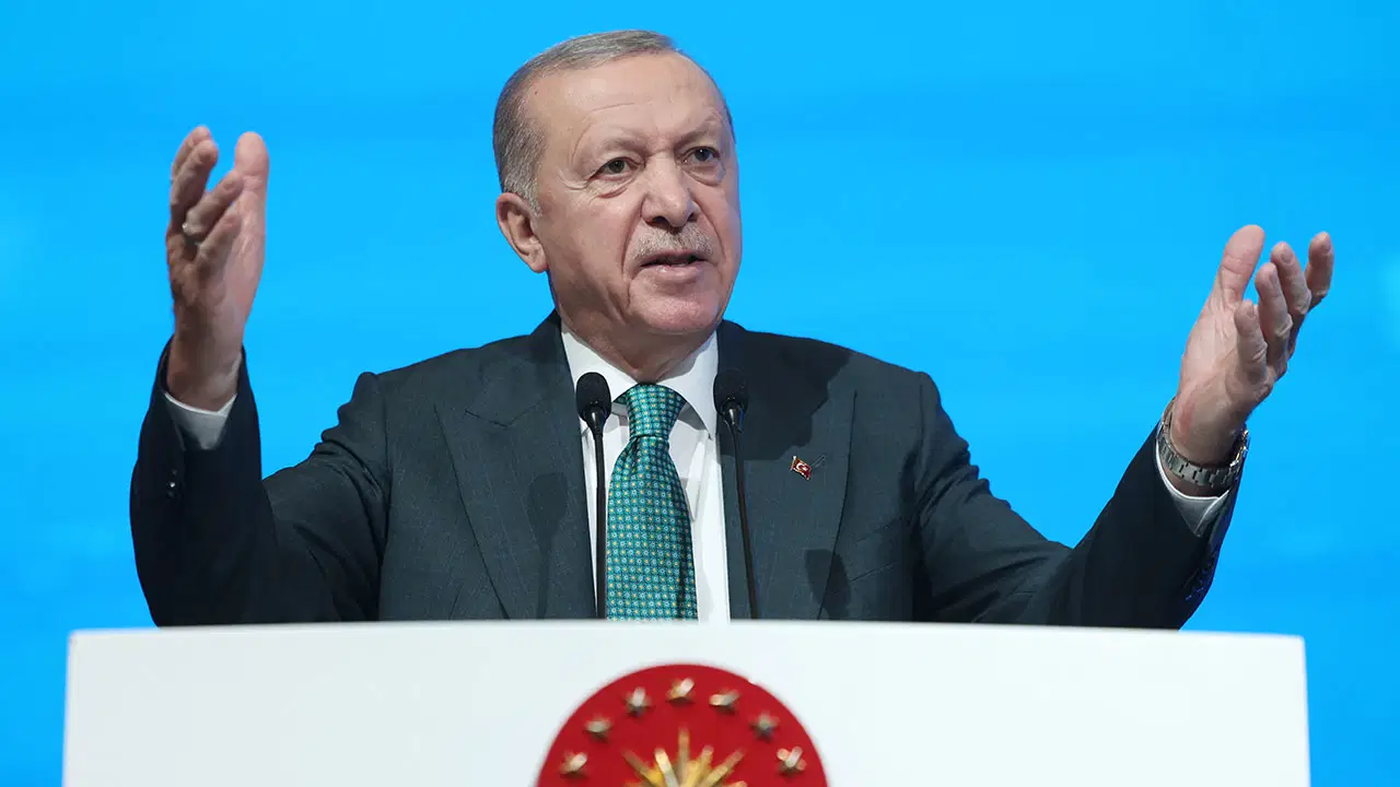 erdogan ozgur ozeli hedef aldi biz az soyledik o cok anlasin CLLtRnFQ.jpg