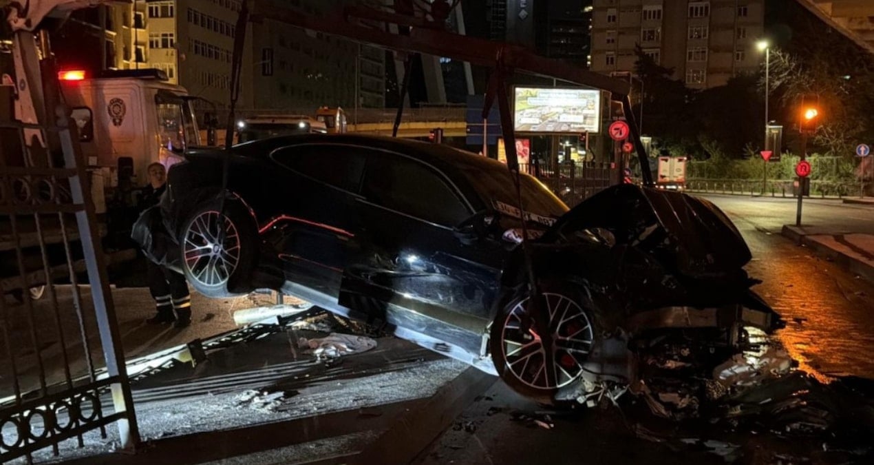 Lüks Araç Kaza Yaptı, Şişli’de Trafik Aksadı