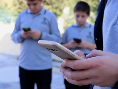 Avrupada okullarda telefon yasagi genisliyor yasa tasarisi onaylandi 9k936Rpm