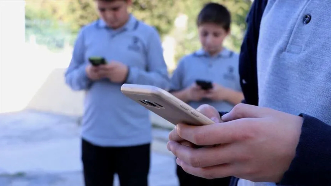 Avrupa’da okullarda telefon yasağı genişliyor! Yasa tasarısı onaylandı Avrupada okullarda telefon yasagi genisliyor yasa tasarisi onaylandi 9k936Rpm