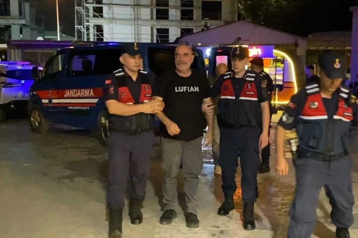 Uyuşturucu operasyonunda gözaltına alınan yönetmen Ezel Akay serbest bırakıldı, kardeşi tutuklandı Haber gorseli