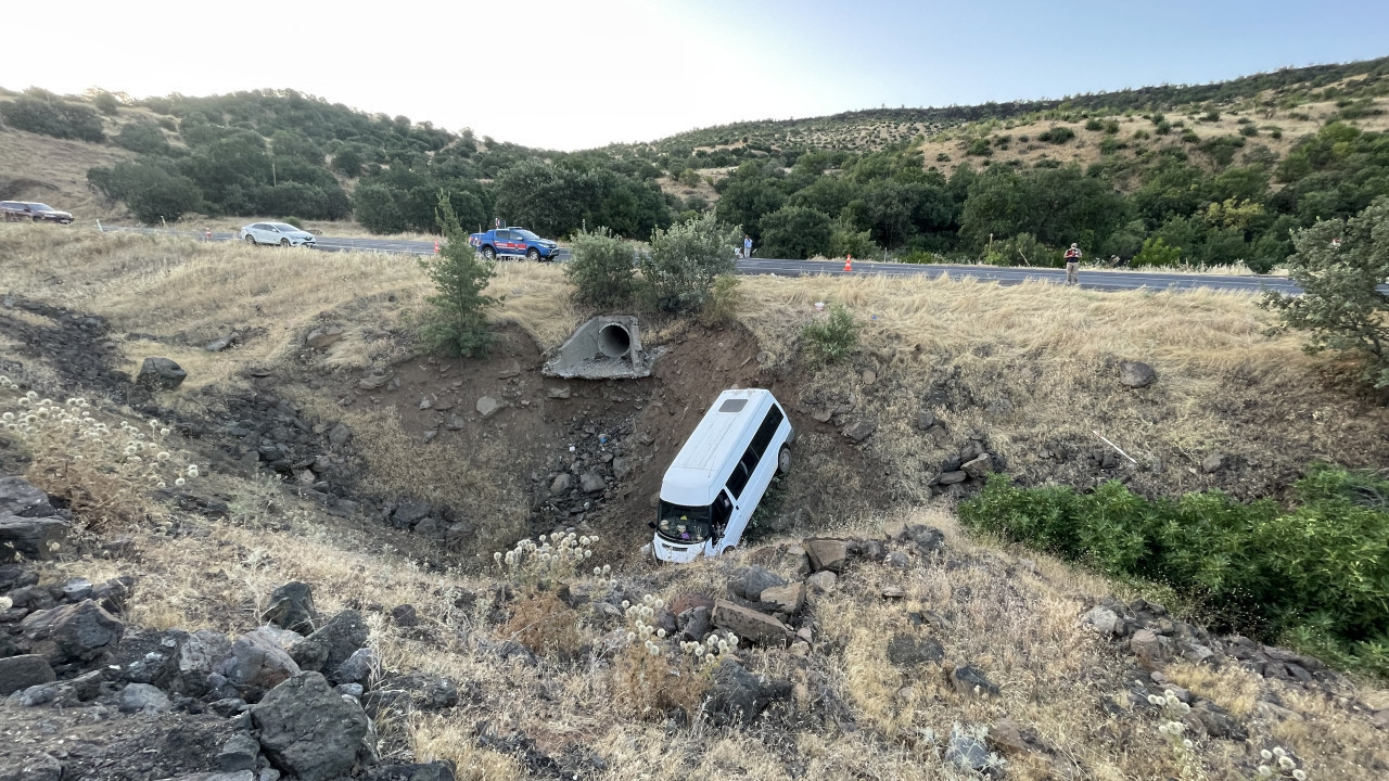 Şanlıurfa’da tarım işçilerini taşıyan minibüs şarampole devrildi: 4 yaralı Haber gorseli
