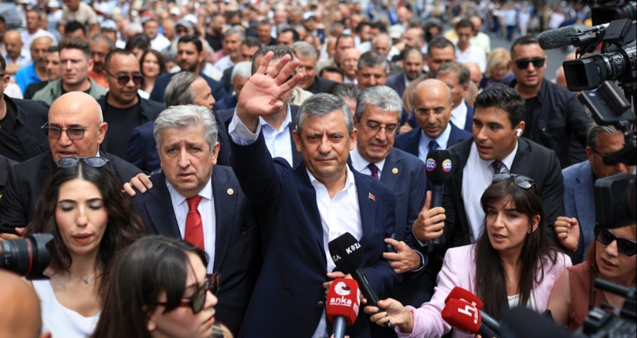 Turk siyasetine soluk yeni parti RjPLjweY